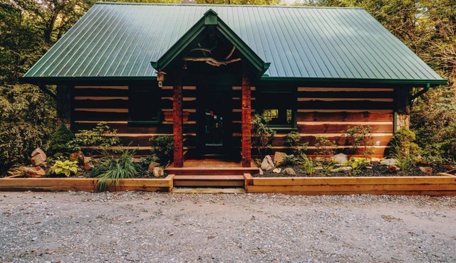 Slippery Rock-Pet Friendly, Luxury Log Cabin Rental on Creek, Outdoor TV over Fireplace, Hot Tub-Western NC