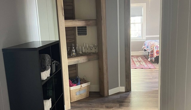 So DAM Cute! Cozy 2-bedroom house within walking distance to the New River