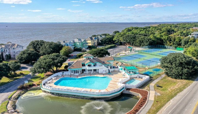 Soundside home in Corolla w/pool, hot tub, & plenty of community amenities!