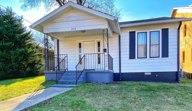 Southern Farmhouse Feel! 30+ day stays! Stay at home with us!