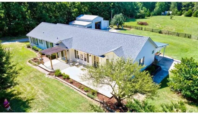 Sovereign Cottage - Hot Tub/Outdoor Space/10 Acres Farm Land. 4 Bedrooms 3 Baths