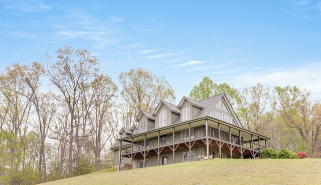 Spacious 2-bedroom home with amazing views, minutes to downtown Waynesville