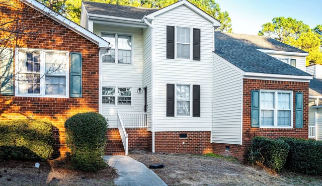 Spacious 2 BR Condo/Pool Access