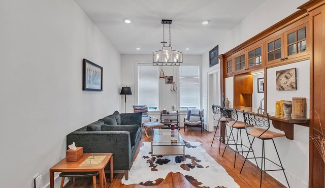 Spacious 2BR Loft on Abingdon’s Main Street. Walk to Dining, Theatre, & Shops