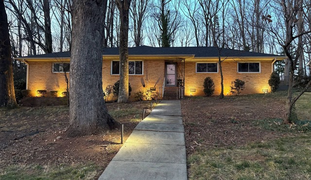 Spacious 3-bedroom house in charming Charlotte with bonus/game room