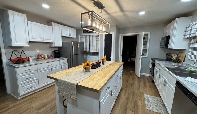 Spacious 3BR Furnished Home Near UT & Hospitals - No Cleaning Fee