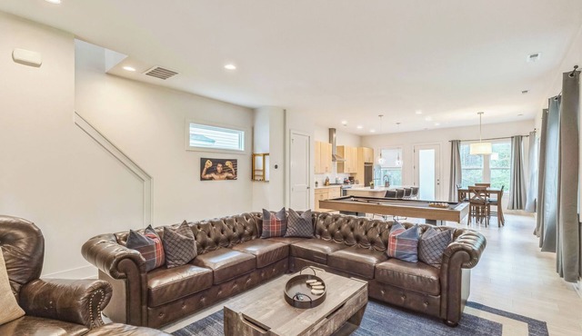Spacious 3BR, King Suite w Pool Table - Mins to NoDa & UPTOWN