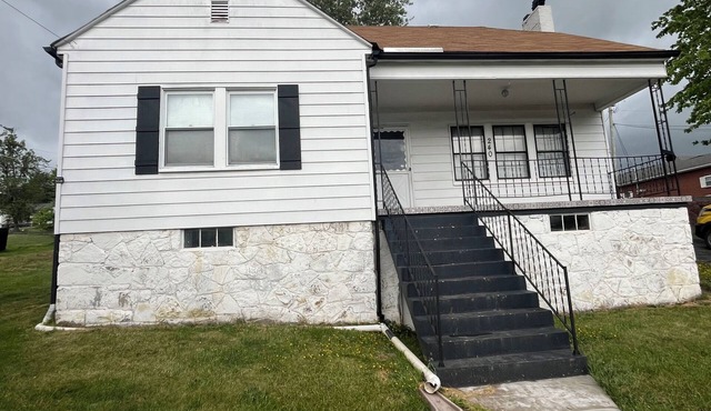 Spacious 4-bedroom house in Bluefield 6 miles from Pocahontas Trailhead.