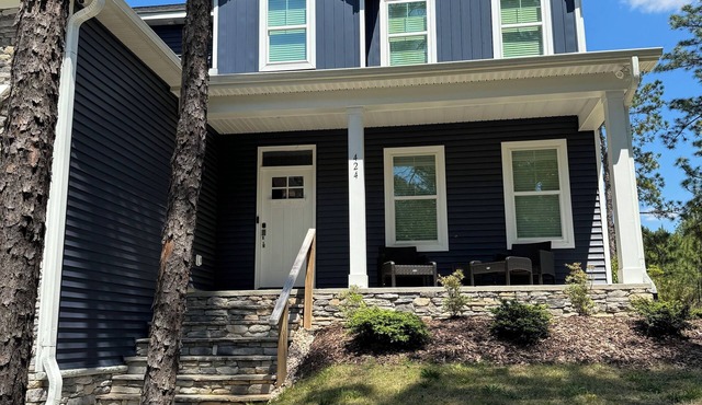 Spacious 4 bedroom home in Seven Lakes. 15 minute drive to Pinehurst Resort.