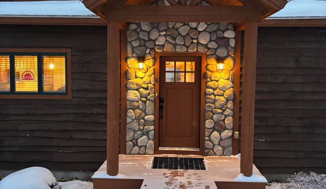 Spacious 4-bedroom Ski- in/Ski-out condo in enchanting Sunday River w/Hot Tub