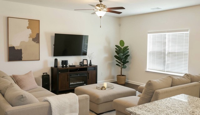 Spacious 4BR Retreat w Grill & Patio – Less than 20 mins to Uptown! +20% off
