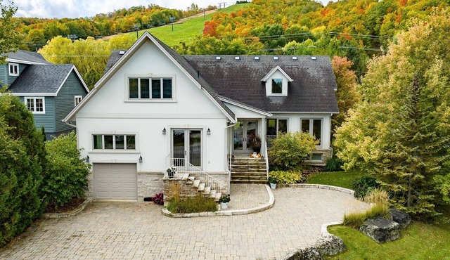 Spacious 6 bedroom 150m walk to the ski lift. 5 min walk to village (30 day min)