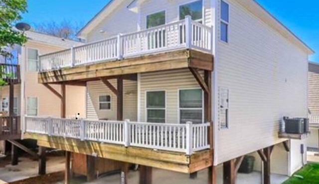Spacious 6 Bedroom/3 Full Baths ~ Short Walk To The Beach!