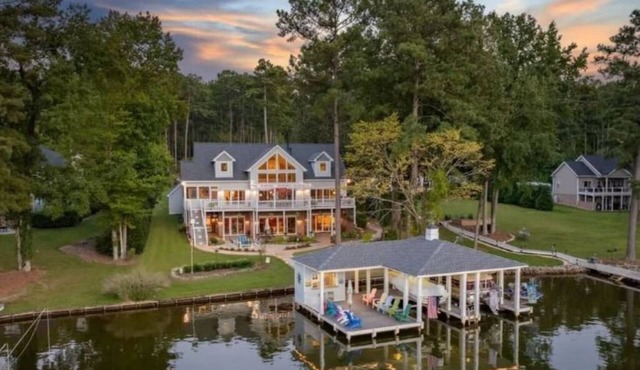 Spacious 7BR house, Lakeview, Dock, Decks, Kayaks, Patio