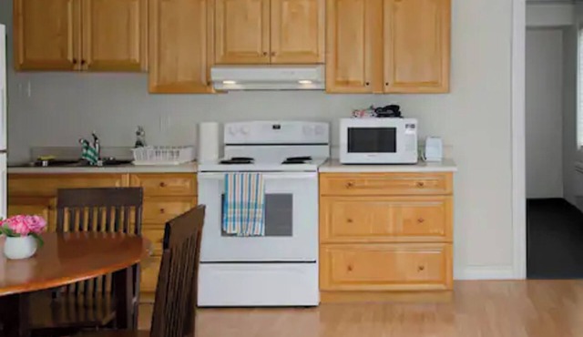 Spacious and spotless two-bedroom suite with full kitchen and livingroom.