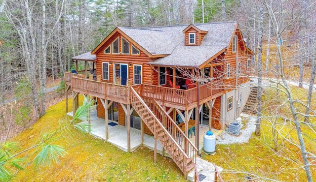 Spacious cabin near lake & boat ramp with firepit, foosball, bar, decks & WiFi