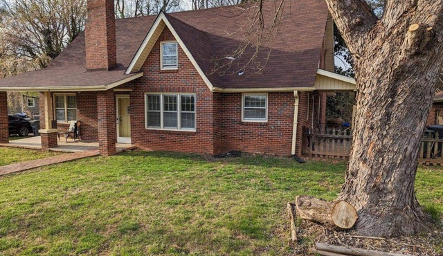 Spacious Country Comfy Living in Yadkin Valley Wineries, Askew Winery, Downtown!