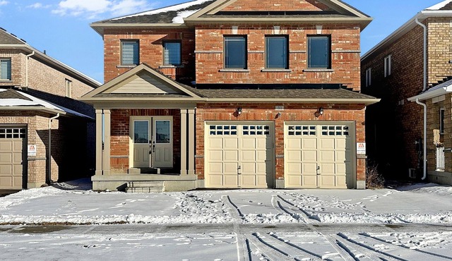 Spacious family house near Simcoe Lake
