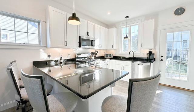 Spectacular 3 Bdrm Cottage in Private Resort