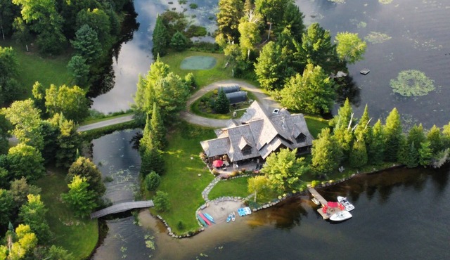 Spectacular Log and Timber Frame Retreat