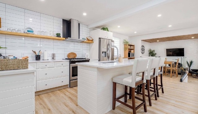 St.Albert luxury Family Home🪴4 bdrms*3 bathrooms*Close to Enjoy Centre*Sleeps 10