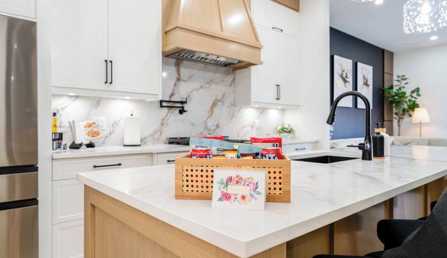 Stampede Last Minute Deal 3BR Home Downtown Patio & AC