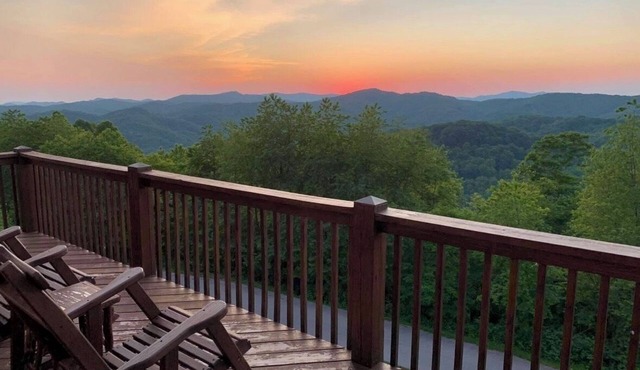 Starlink, Hot Tub & Views + Biltmore Pass | Pet-Friendly | Near Hatley Pointe