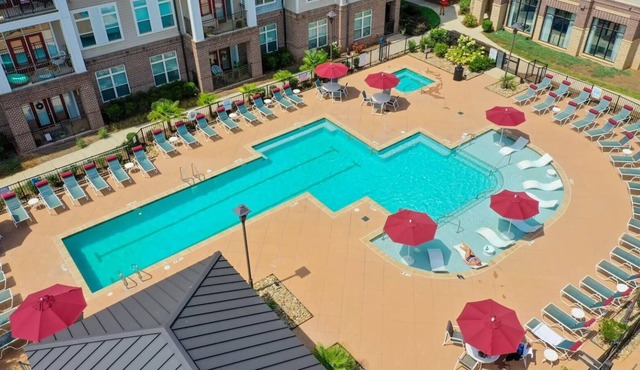 StaysByWalker 2BR -KingBeds! Gym! HotTub! Sauna!