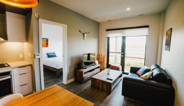 Stylish 1BR Suite with Gym, Near Outlet Collection