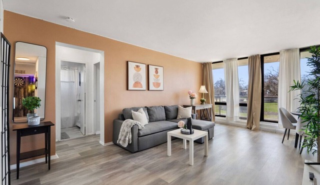 Stylish 1BR with King Bed, Patio, Dart Room, and Free Parking – 10 min to SQ1