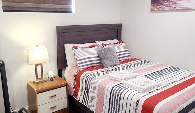 STYLISH 2-BEDROOM BASEMENT SUITE.PRIVATE ENTRANCE& PARKING. NEAR U OF M 4GUESTS!