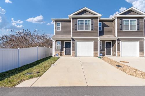 Stylish 3BR Getaway across Bristol Speedway