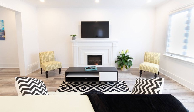 Stylish 4 Bedroom/2 Bath Home near Bathurst & Wilson