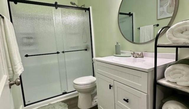 Stylish APT 1mile To Masters 2mi Medical Center