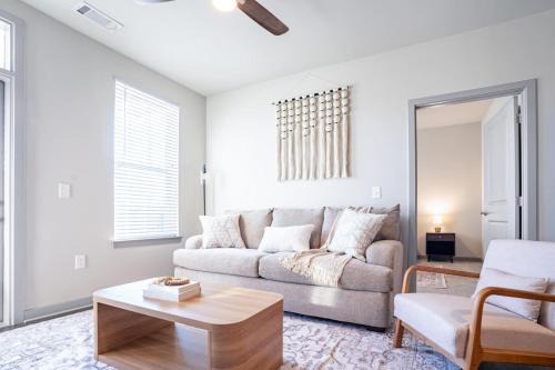 Stylish, Comfortable 2BD Abode near DT Matthews