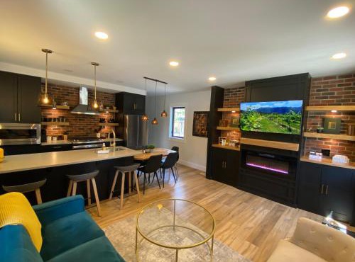 Stylish Downtown Kingsville Getaway with Putting Green, Firepit & Games