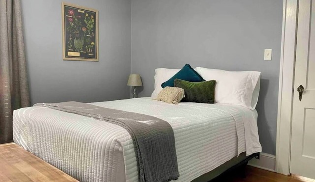 Stylish Family Home: Walk to Downtown Commerce 10 guests: 5BR/4BA