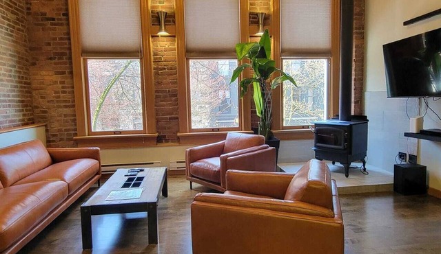 Stylish Gastown Loft/Soaker Tub, Steam Shower & Wood Stove