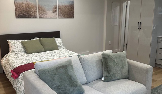 Stylish Guest Suite Near Brentwood & PNE