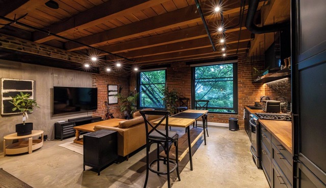 Stylish Industrial Loft Historic Gastown