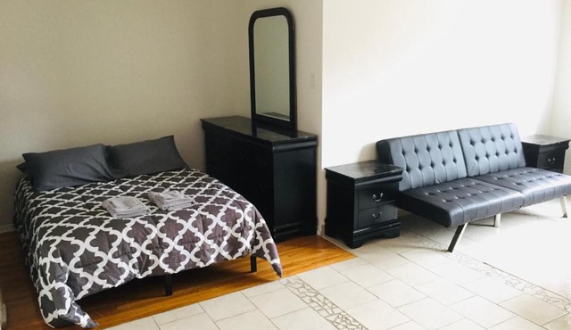 Stylish Montreal Apartment: Comfortable Stay in the Golden Square Mile