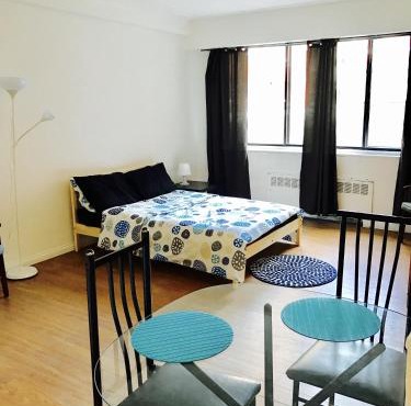Stylish Montreal Apartment: Comfortable Stay in the Golden Square Mile