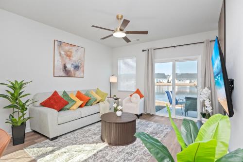 Stylish New Build Home 3BR-3BA Pool, Beach, Golf