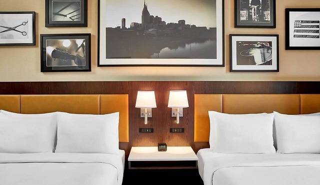 Stylish Urban Stay in Downtown Nashville! Kitchenette, Pool, Pets Allowed!