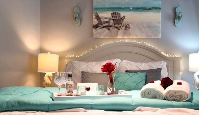 Suite Paradise: Queen Suite Near Beach, Golf Cart, Hot Tub