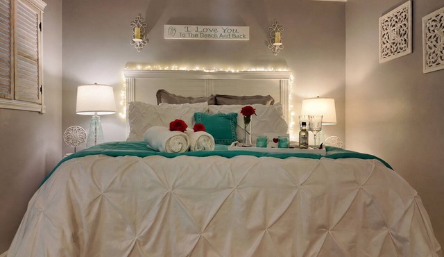 Suite Retreat: Queen Suite, Near Beach, Hot Tub, Golf Cart