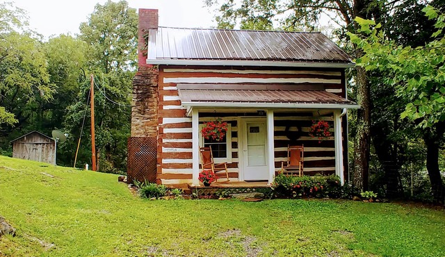 SUMMER SALE just 125 per night. A ROMANTIC LOG CABIN, NEAR NEW RIVER TRAIL PARK