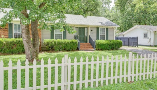 Sunset Duplex 2 - Cozy 2-bedroom, pet friendly with fenced yard in Murfreesboro! in Murfreesboro