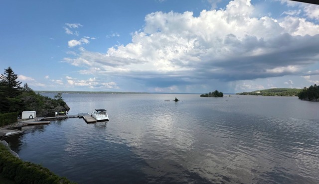 Superior King Suite - Private Entrance - Lakeview