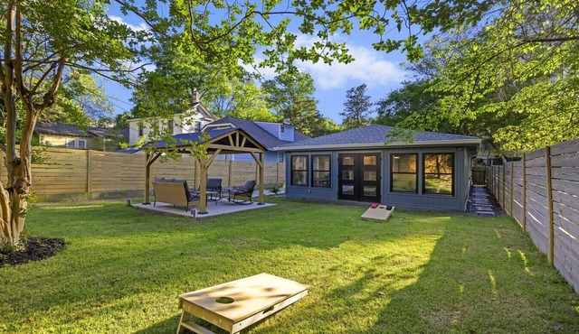 Tailgaters paradise, grill, game room, sunroom-large backyard!